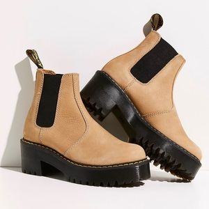 Dr. Marten Rometty in Sand